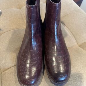 Kenneth Cole Reaction Burgundy Crocodile Pattern Ankle Boots